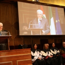 Il presidente della Repubblica durante il suo discorso sul podio dell'Aula magna di Palazzo Bo